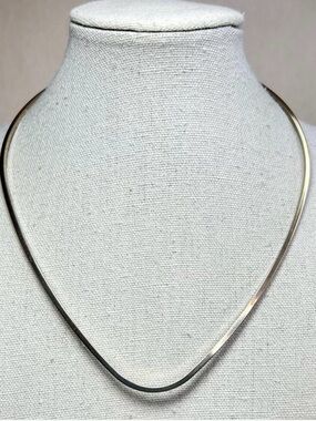 Minimalist Collar Necklace - Sleek Choker for Women